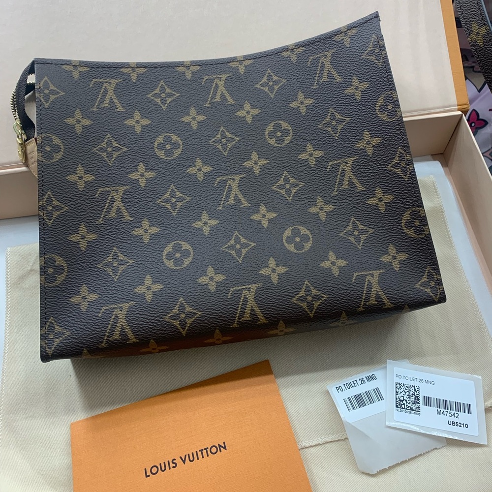 ✨DISCONTINUED✨ 2021 Louis Vuitton Toiletry 26